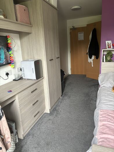 Photo of a ensuite room in a 1-bedroom flat in Liverpool.