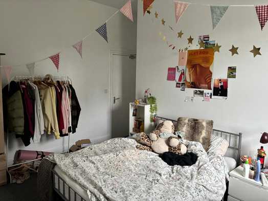 Photo of a double-bed room in a 9-bedroom house in Leeds.