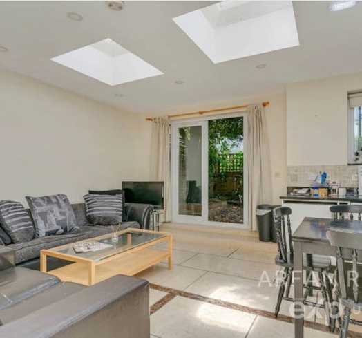 Photo of a double-bed ensuite room in a 3-bedroom flat in London.