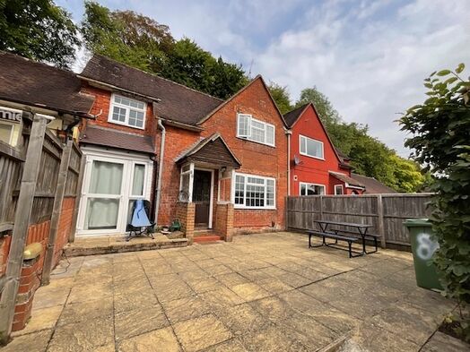 Photo of a 5 bed house share or individual room let .