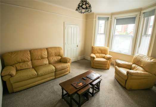 Photo of a double-bed room in a 4-bedroom house in Bournemouth.