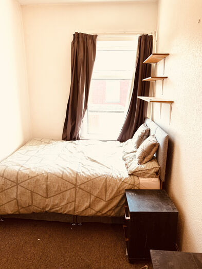 Photo of a 6 BED HOUSE CENTRAL FALLOWFIELD.