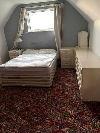 Photo of a double-bed ensuite room in a 3-bedroom house in Penryn.