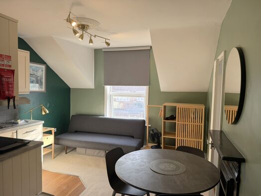 Studio 8 - Top Floor Suite, Above Inner Courtyard