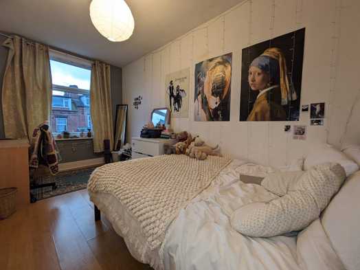 Photo of a double-bed room in a 4-bedroom house in Leeds.