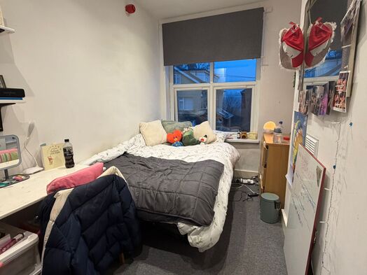Photo of a sTUDENT HOUSE AVAILABLE TO A GROUP OF 6 OR 7 IN WOODHOUSE - NO DEPOSIT  .
