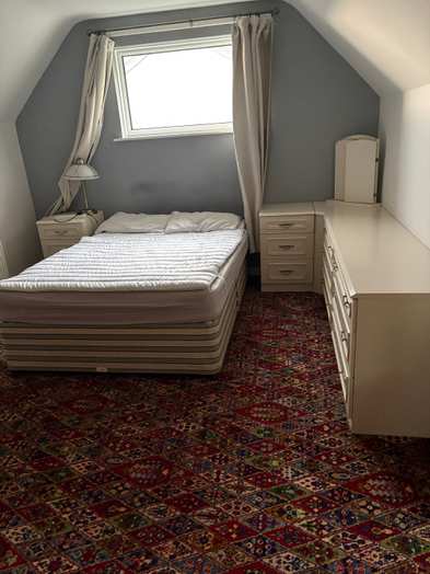 Photo of a double-bed ensuite room in a 3-bedroom house in Penryn.