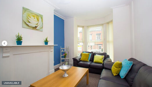 Photo of a double-bed room in a 4-bedroom house in Leeds.