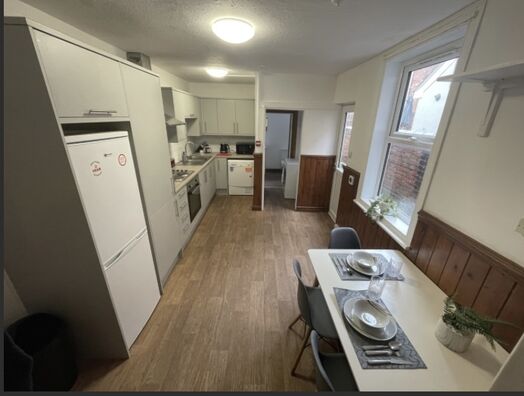 Photo of a double-bed room in a 4-bedroom house in Lincoln.