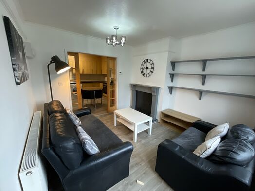 Photo of a 5 bed house share or individual room let .