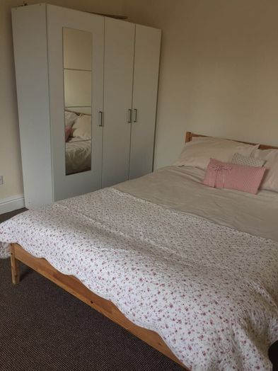 Photo of a large Double room in a 4-bed house easy access Uni/Medical School.