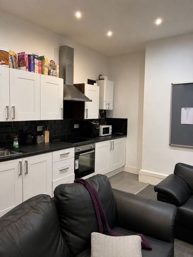 Photo of a double-bed room in a 4-bedroom house in Leeds.