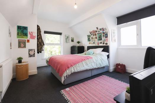 Photo of a double-bed room in a 7-bedroom house in Leeds.