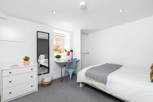 Photo of a double-bed room in a 6-bedroom house in Leeds.