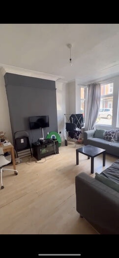 Photo of a double-bed room in a 5-bedroom house in Leeds.