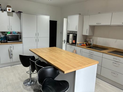 Photo of a double-bed room in a 9-bedroom house in Leeds.