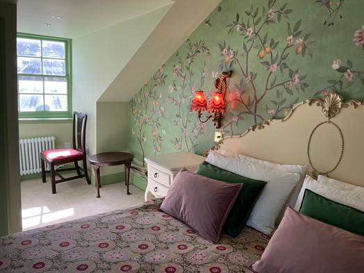 Photo of a decorated by artists 3-bedroom apartment in beautiful Edinburgh city centre..