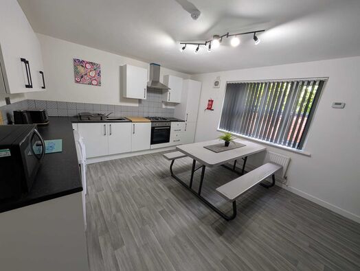 Photo of a 6 BED STUDENT HOUSE WITH PARKING IDEAL FOR NTU & UON.