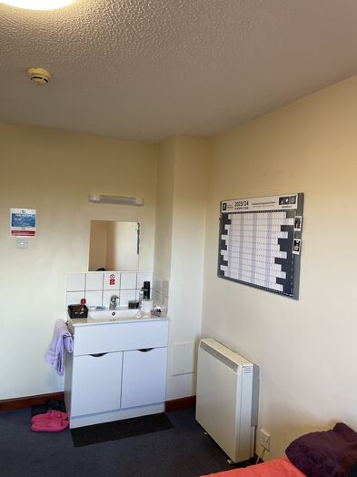 Photo of a room in 7-bedroom house in Beeston.