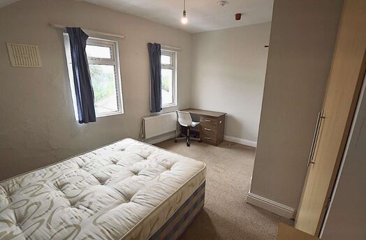 Photo of a room in a 8-bedroom house in Leeds.