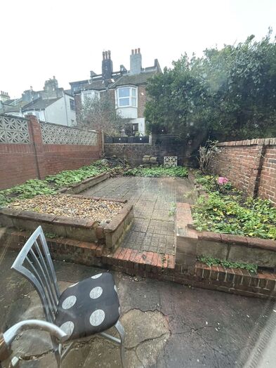 Photo of a double-bed room in a 7-bedroom house in Brighton and Hove.