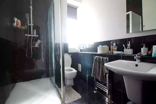 Photo of a double-bed room in a 7-bedroom house in Leeds.