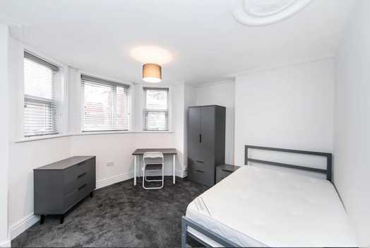 Photo of a double-bed ensuite room in a 8-bedroom house in Leeds.