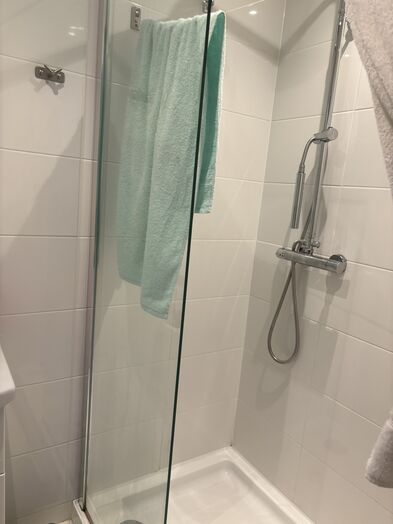 Photo of a ensuite room in a 1-bedroom flat in Liverpool.