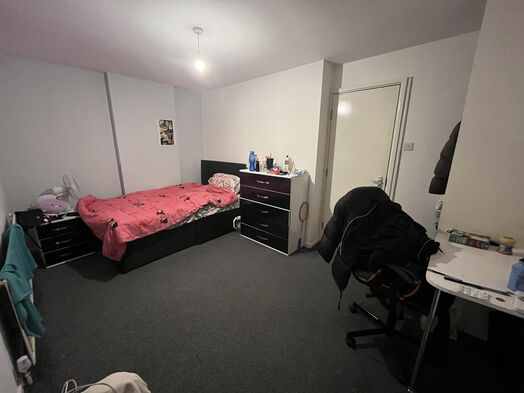 Photo of a double-bed room in a 4-bedroom house in Leeds.
