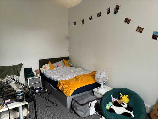 Photo of a double-bed room in a 9-bedroom house in Leeds.