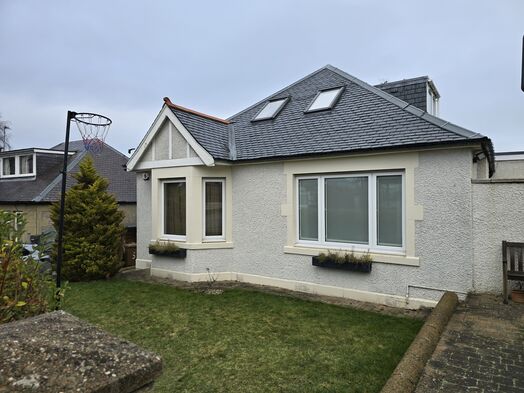 Photo of a double-bed room in a 4-bedroom house in Edinburgh.