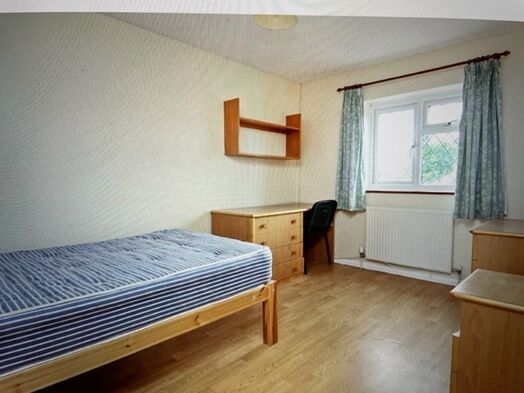 Photo of a 6-bedroom house in Canterbury.