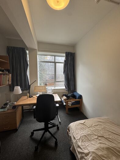 Photo of a ensuite room in 1-room student hall in London.