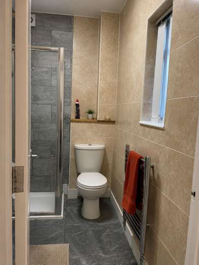 Photo of a double-bed room in a 4-bedroom house in Leeds.
