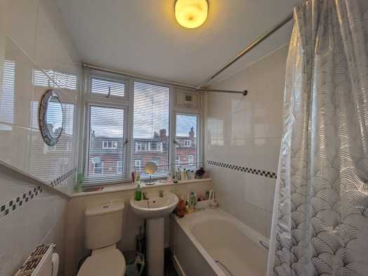 Photo of a double-bed room in a 4-bedroom house in Leeds.