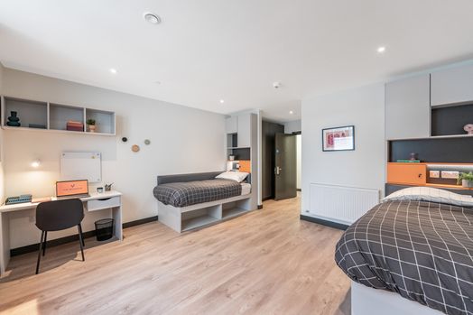 Twin Ensuite in 7 bed apartment