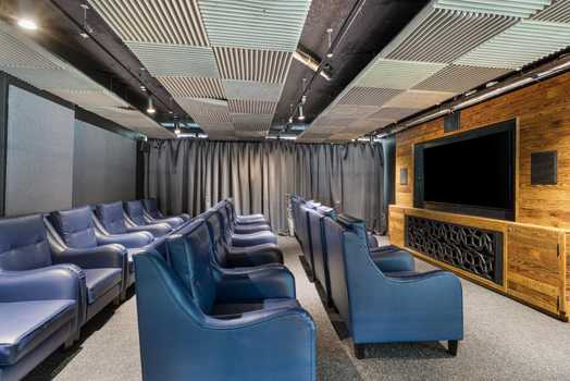 Photo of a chapter Aldgate.