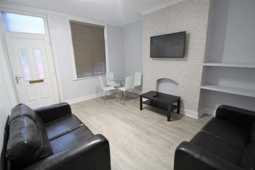 Photo of a room in a 4-bedroom house in Leeds.