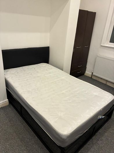 Photo of a double-bed room in a 4-bedroom house in Leeds.