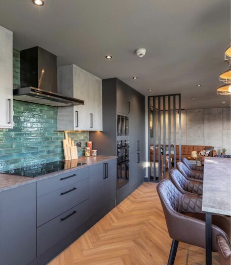 Photo of a double-bed ensuite room in a 7-bedroom house in Lincoln.