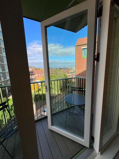 Photo of a sTUDIO AVAILABLE @ GUILDFORD PLAZA, COUPLES OK!.