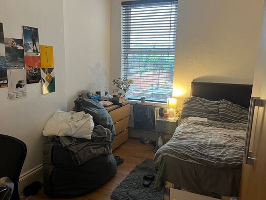 Photo of a whole 6-bed house just off Lenton Boulevard.