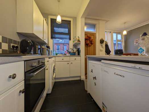 Photo of a double-bed room in a 4-bedroom house in Leeds.