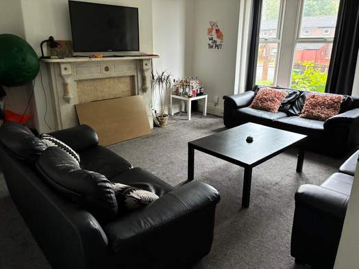 Photo of a double-bed room in a 9-bedroom house in Leeds.