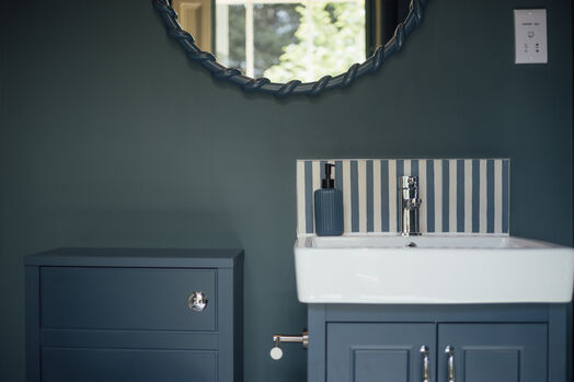 Photo of a stunning 1 Bedroom Apartment Available .