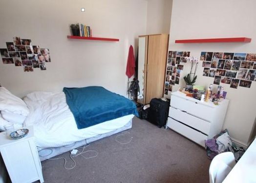 Photo of a 14, Brudenell Mount.