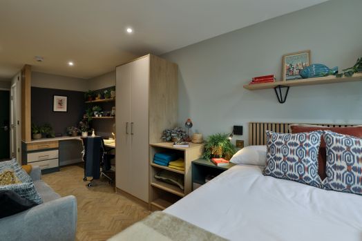 Premium Bigger Studio