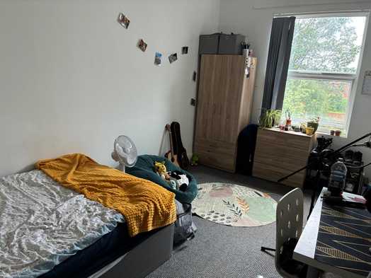 Photo of a double-bed room in a 9-bedroom house in Leeds.