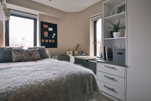 Classic Smaller 2 Bed Apartment - Shared Bathroom
