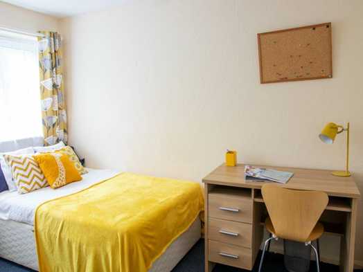 Photo of a double-bed room in a 4-bedroom house in Canterbury.